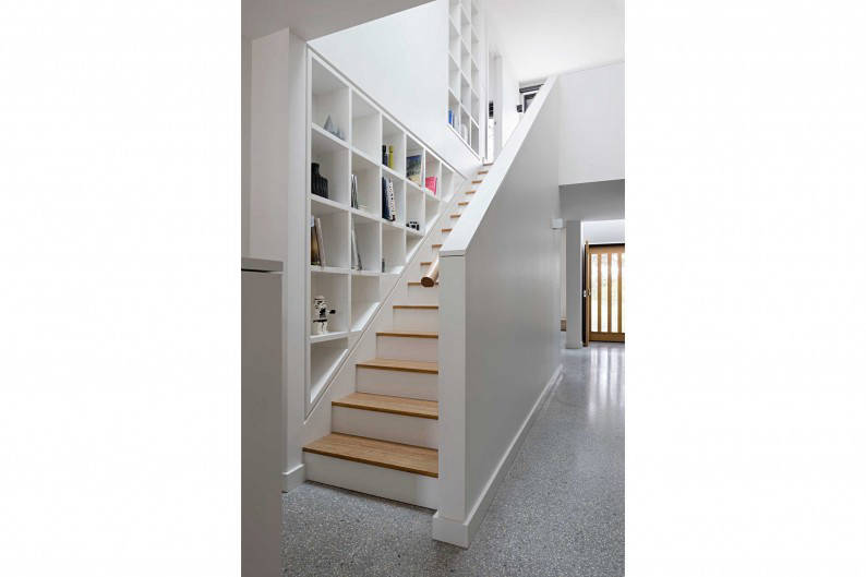 Inbetween_Architects_Ruffey_Lake_House_staircase