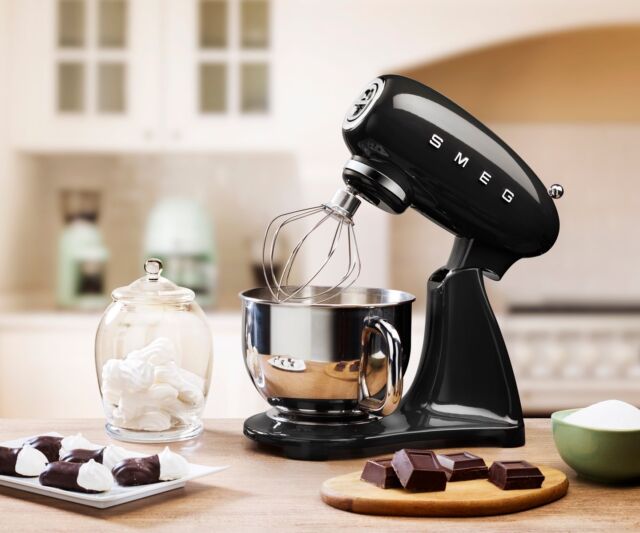 A fine example of retro styling, the die-cast aluminium and highly-polished body make this 4.8L Smeg @smegsg stand mixer an appliance you’ll be proud to leave on the counter. Being a whiz in the kitchen is easier than ever with its powerful 800W direct drive feature and 10-speed control assisting in baking and food preparation duties!

Wish you had one like this in timeless black? Check out the link in bio ⬆️ to see how you could WIN one in our Lookbox Annual 2023 People’s Choice.

#LookboxAnnual2023 #LBA2023 #LBAPeoplesChoice 
#Lookboxliving #Lbdesignnotes #smeg #kitchen #prize #contest