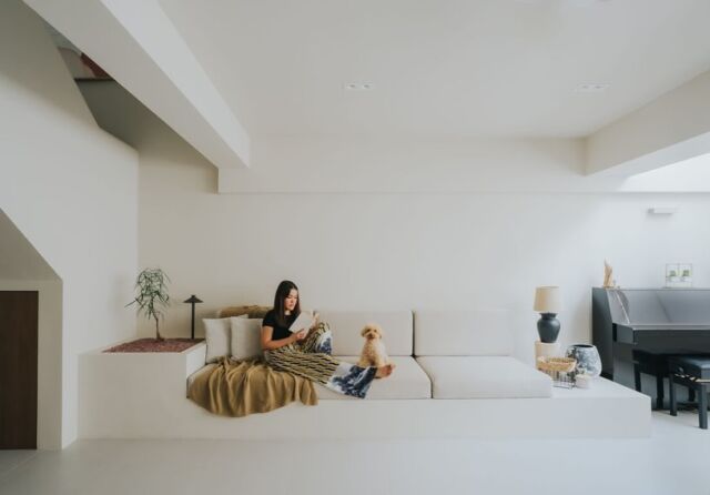 This HDB maisonette channels major chill vibes with its delightful and surprising fusion of Balinese resort, colonial and farmhouse inspired designs 😍

Design by Insight.Out Studio @insight.out

Visit link in bio ⬆️ for the story and home tour

#lookboxliving #Lbdesignnotes #hdbsg #villa #farmhousestyle #colonialstyle #minimalist #interiordesignsg #homeinspo #homegoals #homedecorsg #decorlove #homereno #sgrenovation #instahome