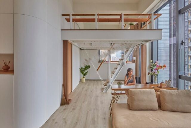 This 400sqft dwelling in Hong Kong has lots of cool ideas for small apartment living. A steel frame platform lifts the private area, creating a ‘duplex’ situation, while the electric staircase can be opened or closed to accommodate different ‘living’ and ‘meditation’ scenarios. There’s also an extendable table hidden in a kitchen drawer that can be pulled out when there’s a need for extra food prepping space.

Design by Sim-Plex Design Studio @sim_plexdesignstudio

Visit link in bio ⬆️ for the story and home tour

#lookboxliving #Lbdesignnotes #apartment #apartmentliving #smallhome #smallhomeideas #duplex #interiordesign #homeinspo #homegoals #decorlove #homereno #instahome